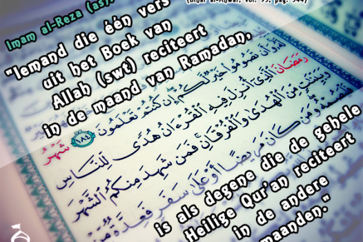 Koran reciteren in de heilige maand Ramadan.